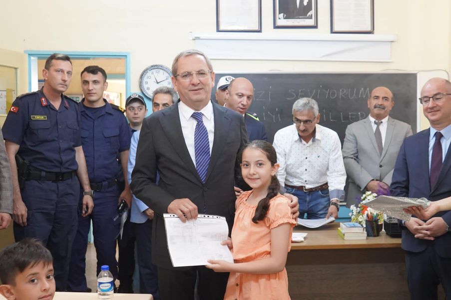 Başkan Ergin Öğrencilerin Karne Heyecanına Ortak Oldu