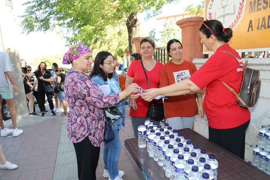 YKS ÖĞRENCİLERİNE BELEDİYEDEN SU DAĞITIMI YAPILDI