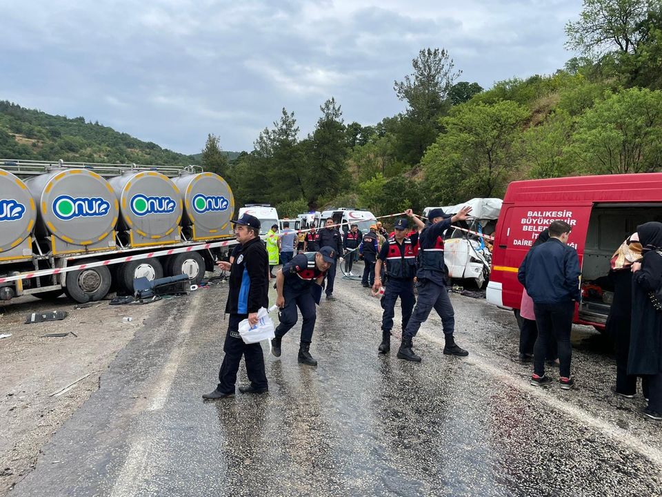 KAZADA 8 KİŞİ ÖLDÜ, 12 KİŞİ YARALANDI