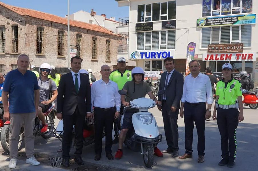 Vatandaşa Kask Hediye Etti