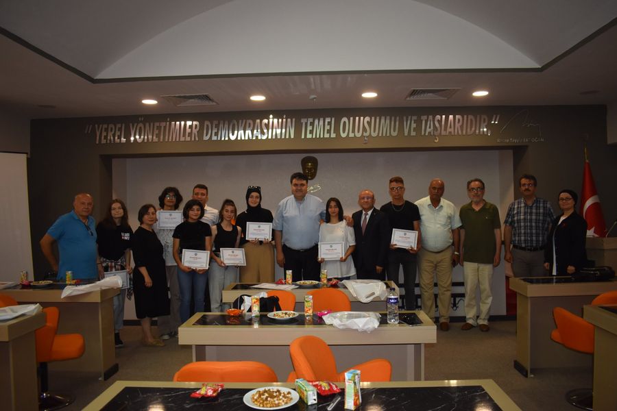 Sokak Fotoğrafı Eğitimini Tamamlayan Öğrenciler Başkanın Yanında