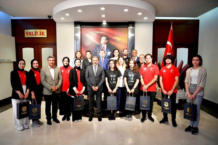 Vali Şıldak’ ı Öğrenciler Ziyaret Etti