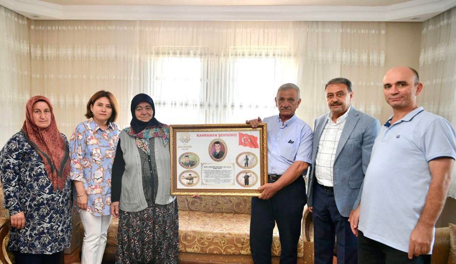 Babalar Gününde İki Kıymetli Şehit Babasına Ziyaret