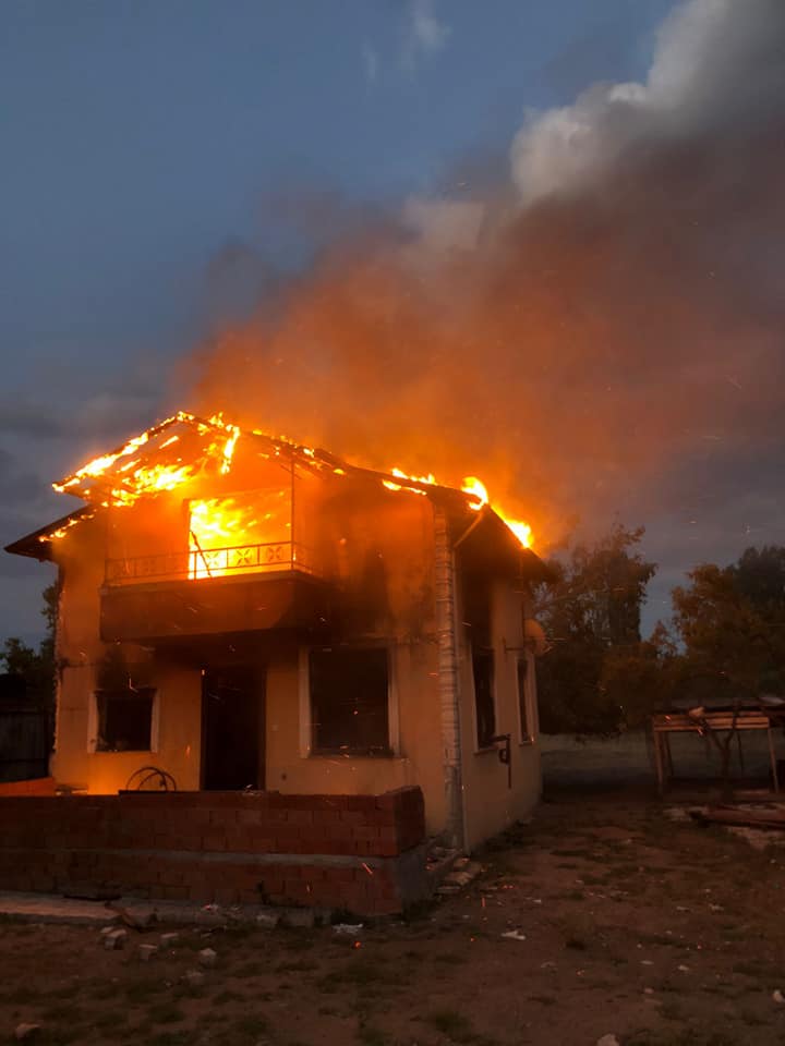 Kendi Evini Ateşe Verdi