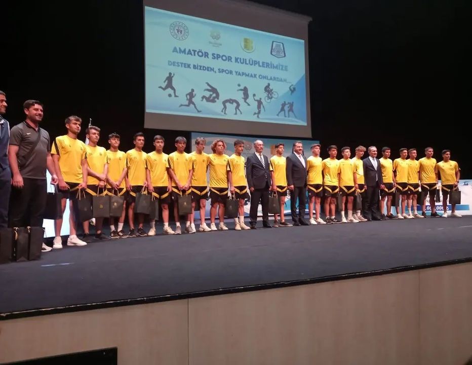 Başkan Yımaz’ dan U18 Futbol Takımına Ödül