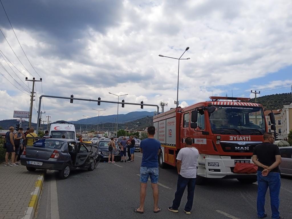 Kazada Sıkışan Vatandaşı İtfaiyeciler Kurtardı