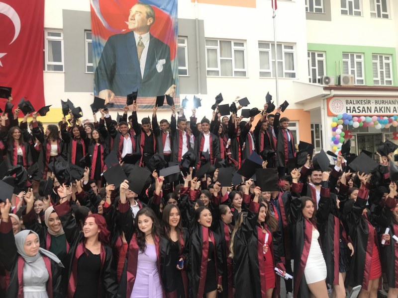 KAYMAKAM İLYAS MEMİŞ HASAN AKIN ANADOLU LİSESİ MEZUNİYET TÖRENİNE KATILDI