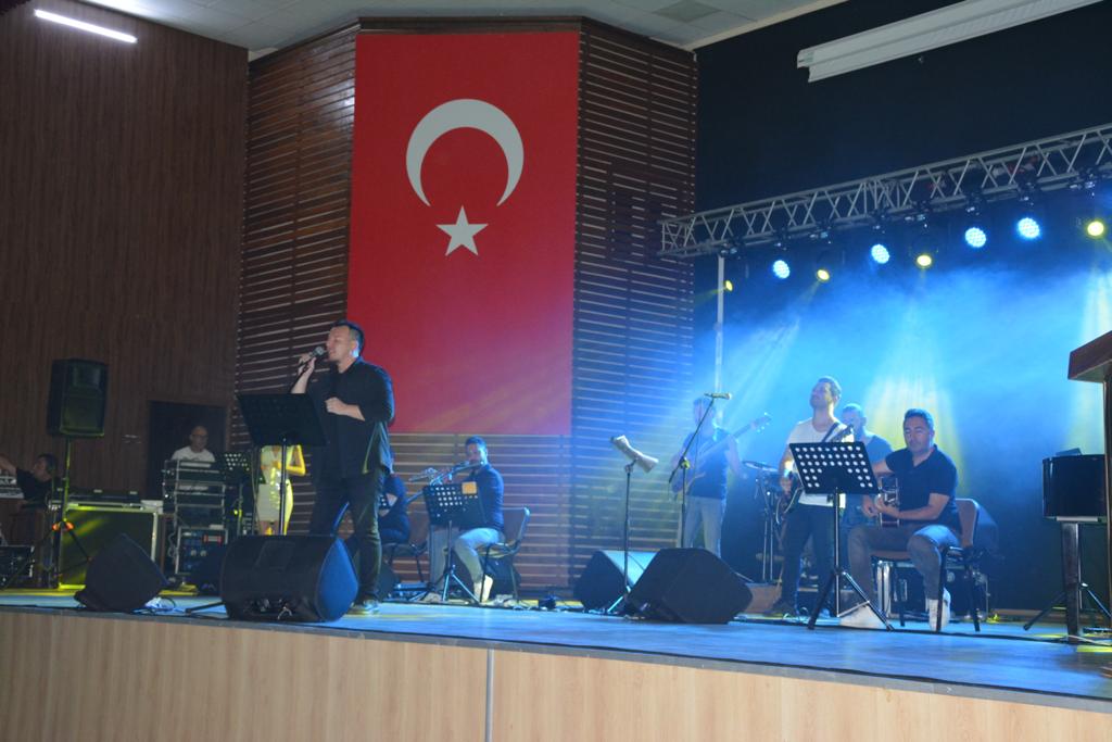 EDREMİT’TE YKS ÖNCESİ ÖĞRENCİLERE MORAL KONSERİ