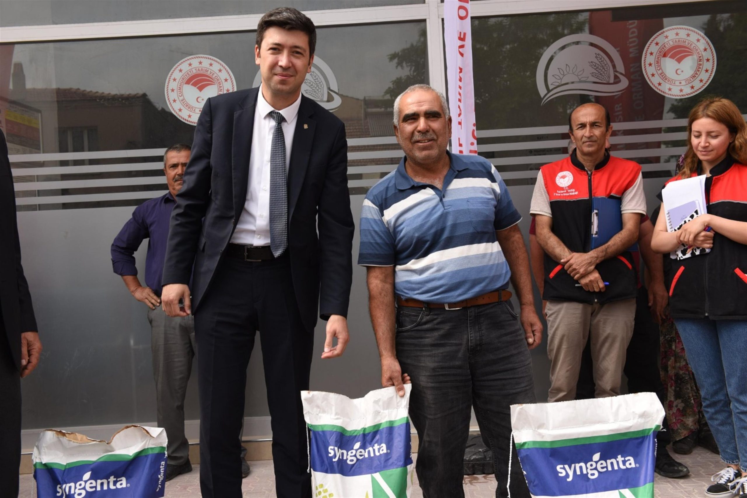 Büyükşehir Belediyesi 1000 Çiftçiye Tohum Desteği