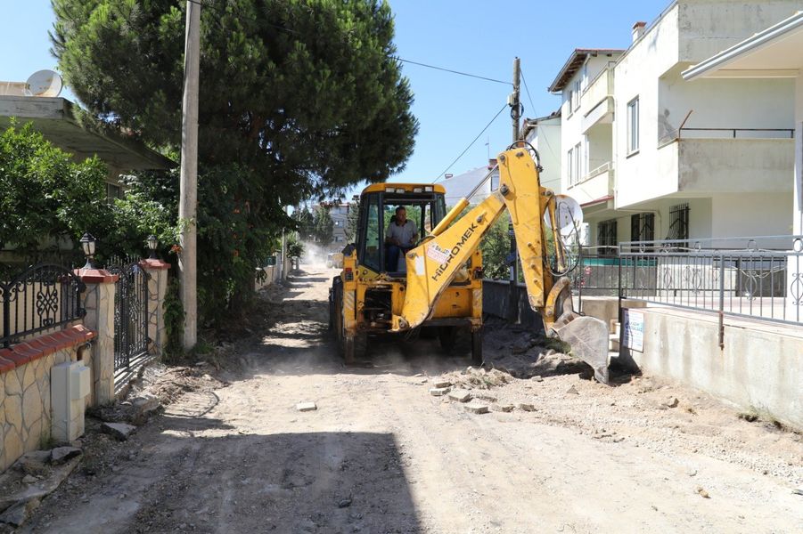 Burhaniye İlçesinde Yol Yapım Çalışmaları Devam Ediyor