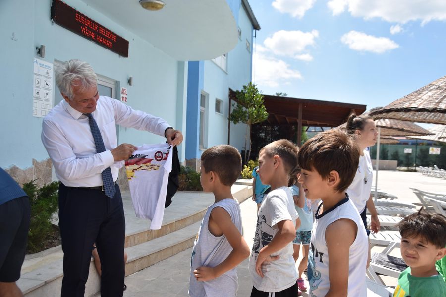 Başkan Güney Yüzme Kursunda Forma Dağıttı