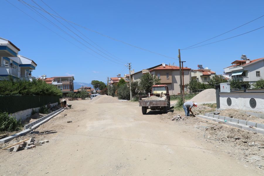 Burhaniye Belediyesi Öğretmenler Mahallesi’nde Yol Yapım Faaliyetlerine Devam Ediyor.