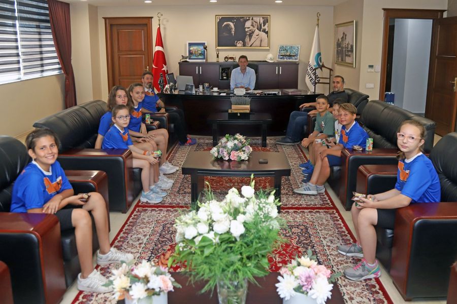 Yakup Akbaş Bandırma Belediye Başkanı Av. Tolga Tosun’u ziyaret ederek taleplerini iletti.