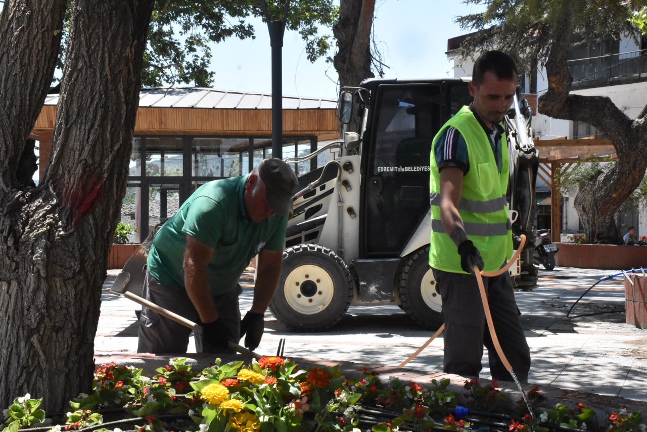 Güre’ de Yeni Köy Meydanı Renkleniyor