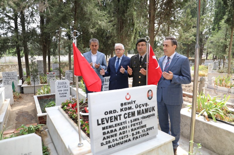 Burhaniye Protokolü Şehit Kabirlerini Ziyaret Etti