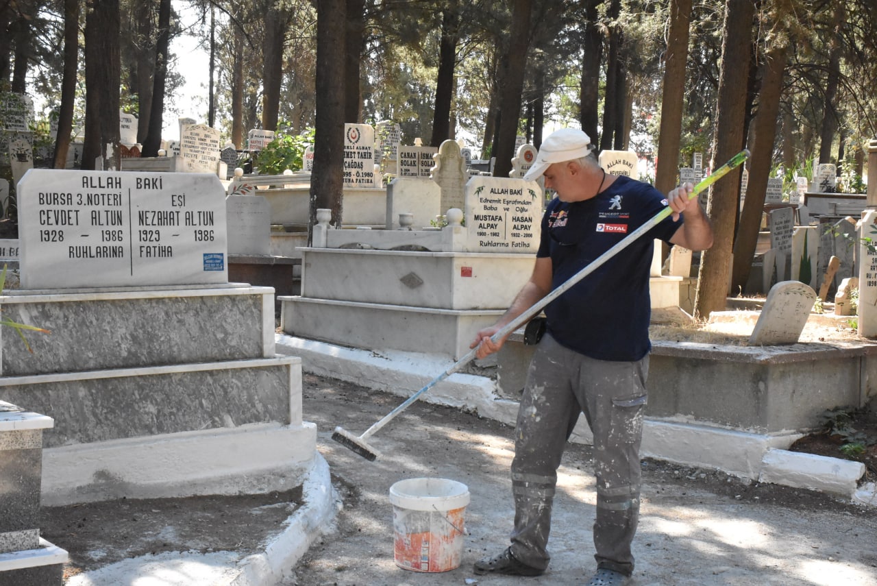 Edremit Belediyesi Mezarlık Ve Şehitlikleri Bayrama Hazırladı