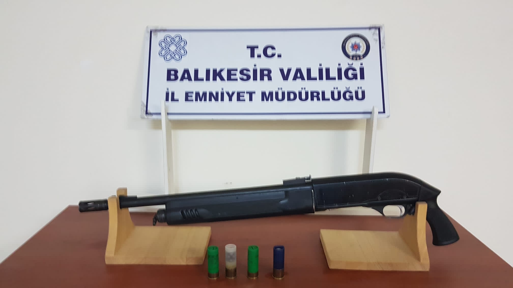 Polis 14 Aranan Şahıs Yakaladı