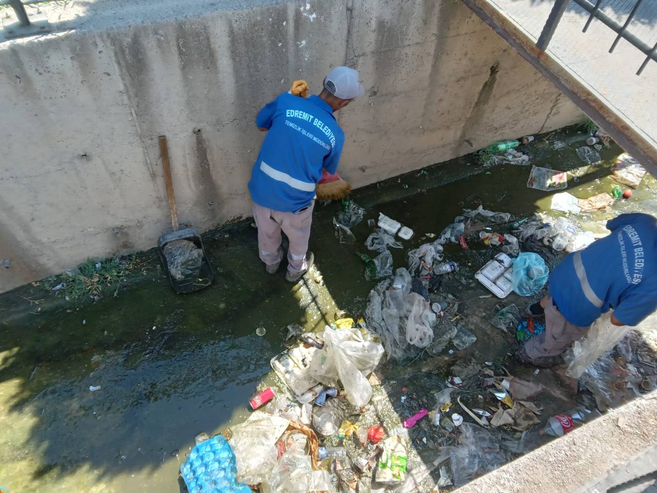 Çöpleri Yerlere Değil Çöp Kutularına Atalım