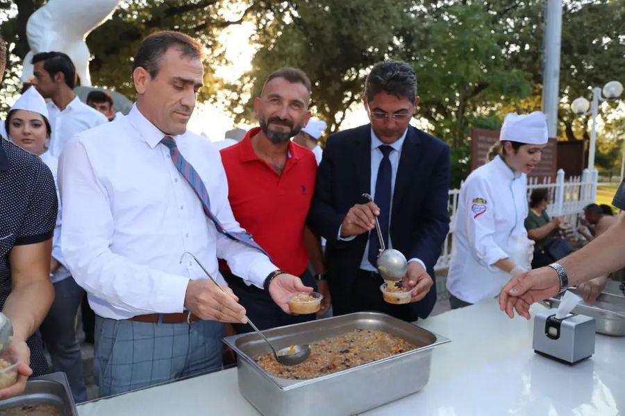 Burhaniye Kaymakamlığı ve Burhaniye Uygulamalı Bilimler Fakültesi Beraber Aşure Hayrı Düzenledi.