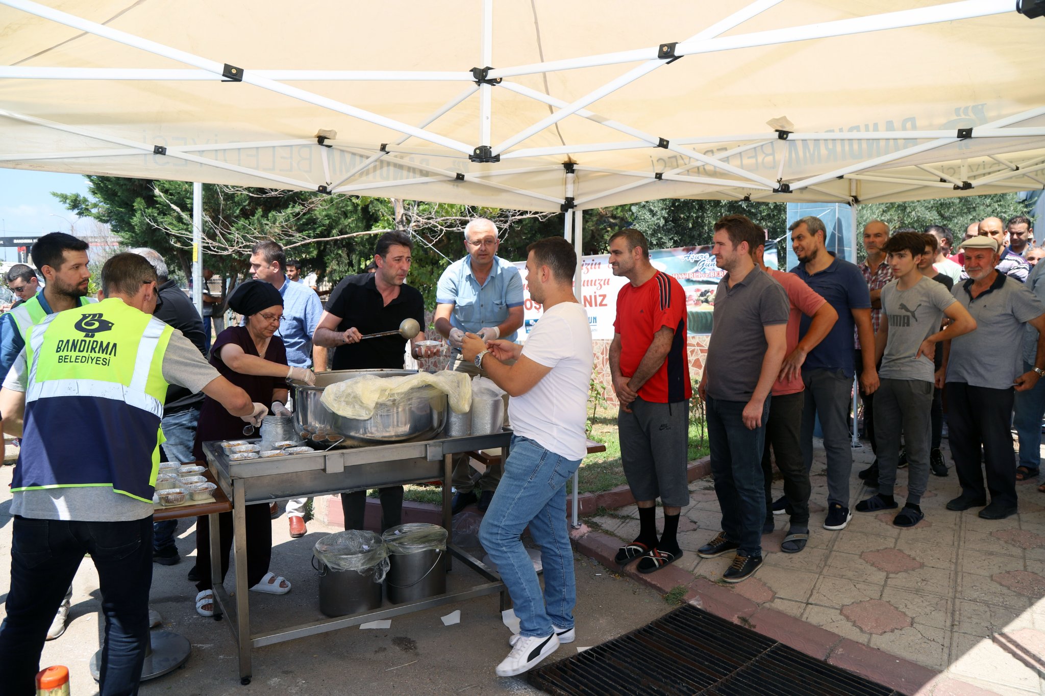 Bandırma Belediyesi Muharrem Ayının Geleneksel Lezzeti Aşureyi Paylaştı.
