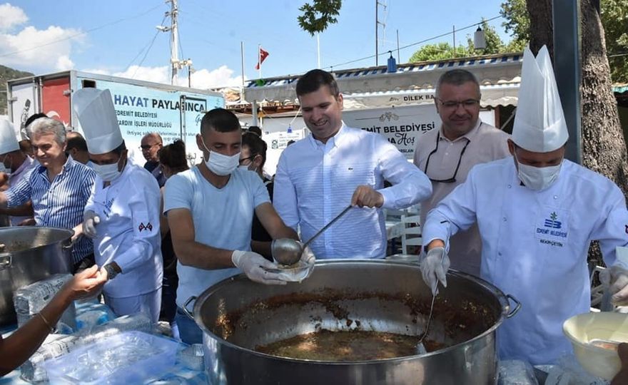 Edremit Belediyesi 18 bin kişilik aşure dağıttı