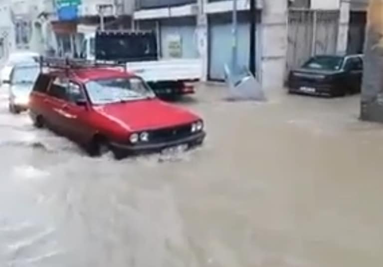 Edremit’te Yağmur Sürücülere Zor Anlar Yaşattı