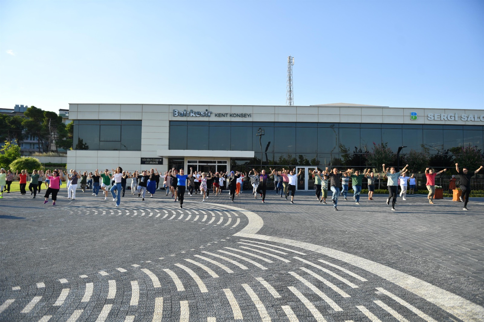 Kurtuluşun 100. yılında 100 kişi ile Zeybek gösterisi