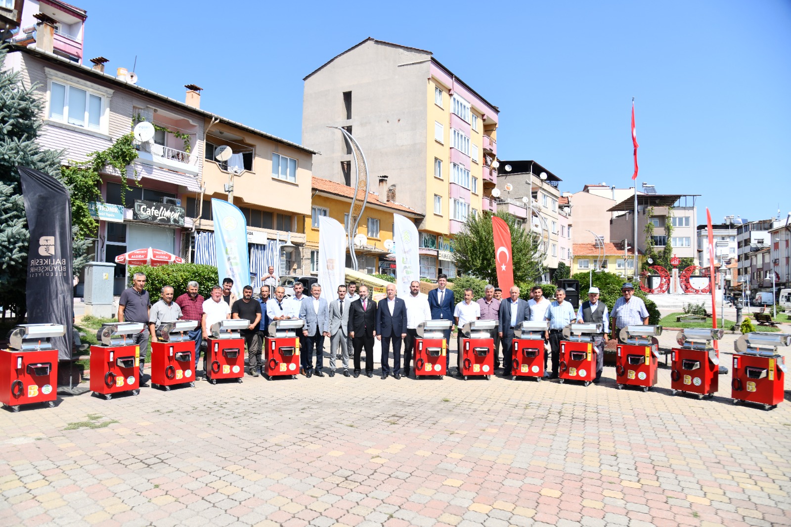 Başkan Yılmaz Dursunbey’ de 50 Salça Makinesi Dağıttı
