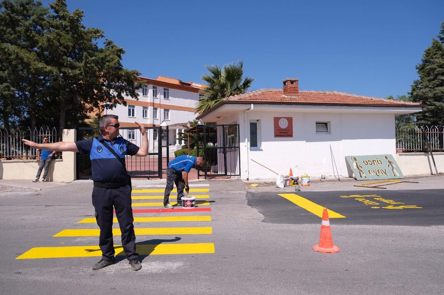 Ayvalık İlçesinde Yaya Geçitleri Ve Uyarı Levhaları Yenilendi.