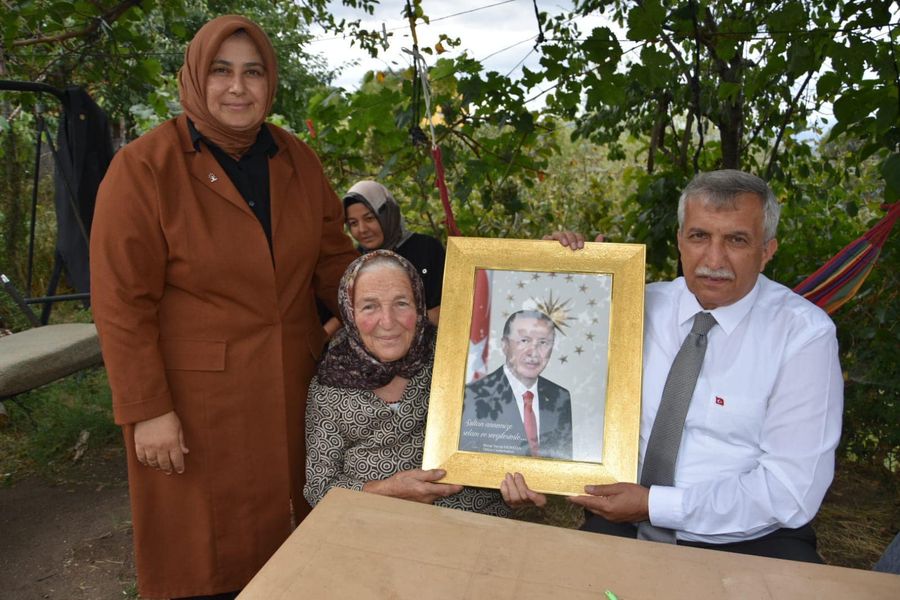 Gönen’ li Sultan Anne’ ye Cumhurbaşkanı Erdoğan’ dan İmzalı Fotoğraf