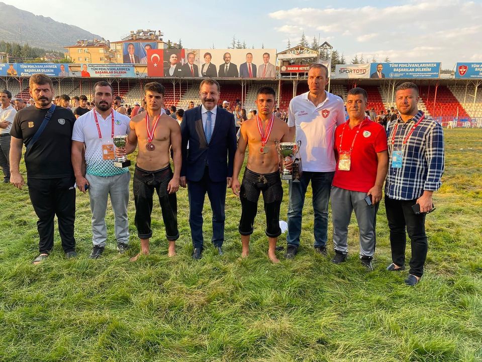 Büyükşehir Belediyesporlu Sporcular Yağlı Güreşten Madalya İle Döndü