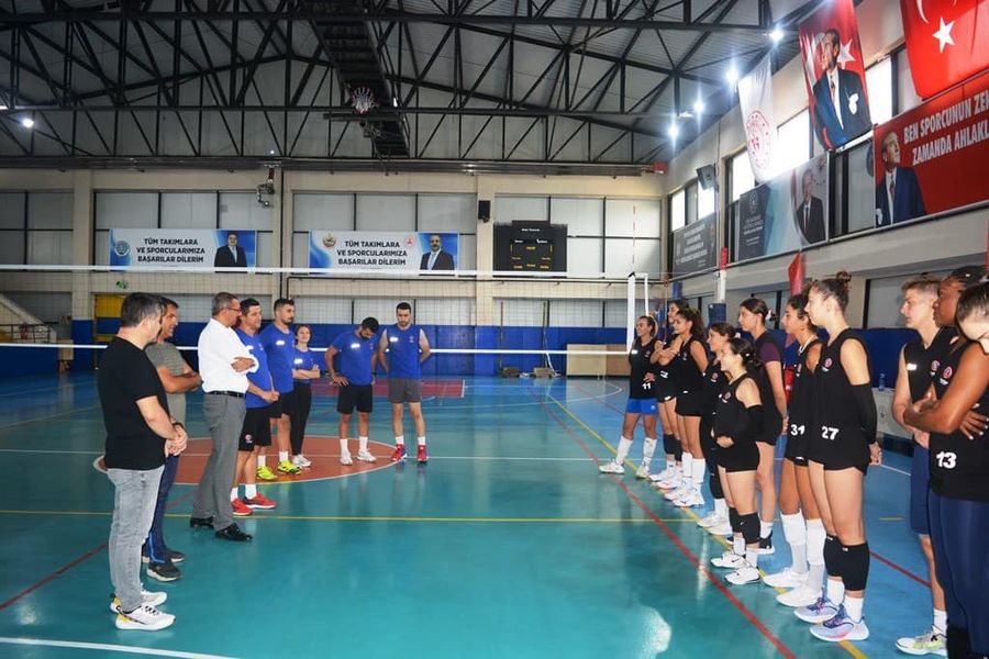 Kaymakam Özderin Havran Belediye Spor Kadın Voleybol Takımı Antremanında