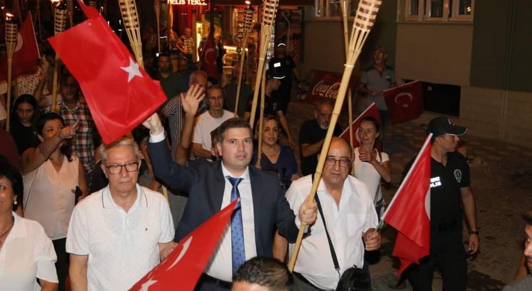 Edremit’in Kurtuluşunda Fener Alayına Binlerce Kişi Katıldı