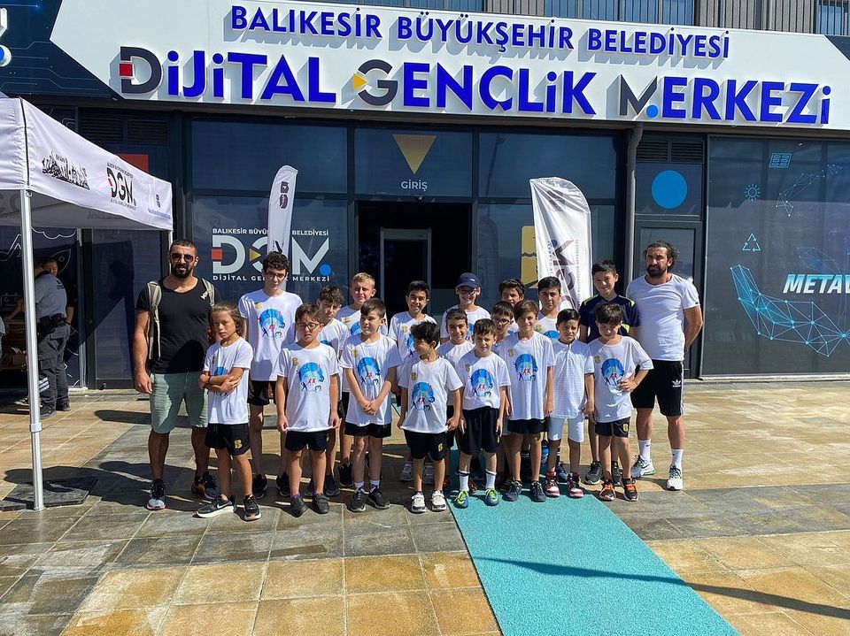 Basketbol, Futbol ve Masa Tenisi Branşı Öğrencileri Balıkesir Dijital Gençlik Merkezi’nde.