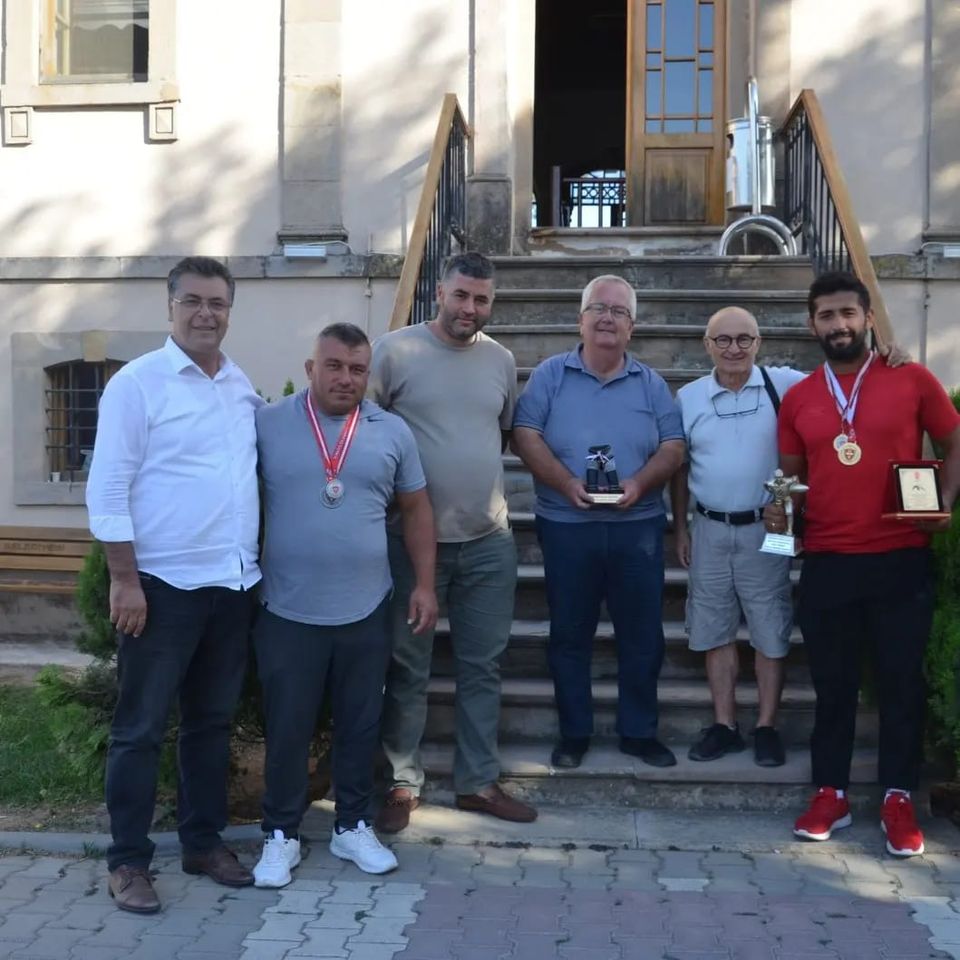 Başkan Himam’ a Madalyalı Güreşçiler Plaket Hediye Etti