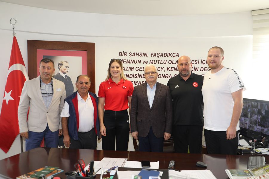 Şampiyon Yasemin Adar Yiğit Başkan Deveciler’ in Misafiri Oldu.