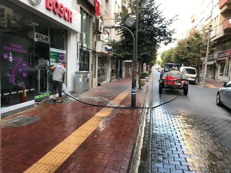 Köşe Bucak Temizleniyor Ve Yıkanıyor