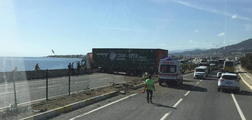 Altınoluk’ ta Lastiği Patlayan Tır Kaza Yaptı Sahile Uçtu