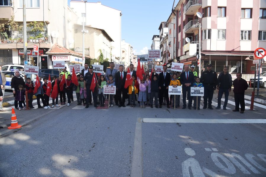Dursunbey İlçesinde Güvenli Trafik İçin Yayalara Öncelik Duruşu