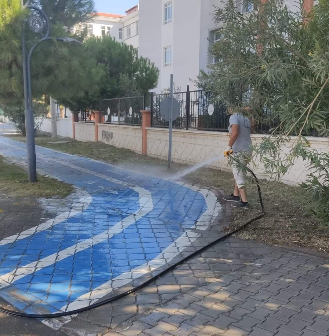 Temizlik İşleri Müdürlüğü Cadde Ve Sokakları Temizlemeye Devam Ediyor.