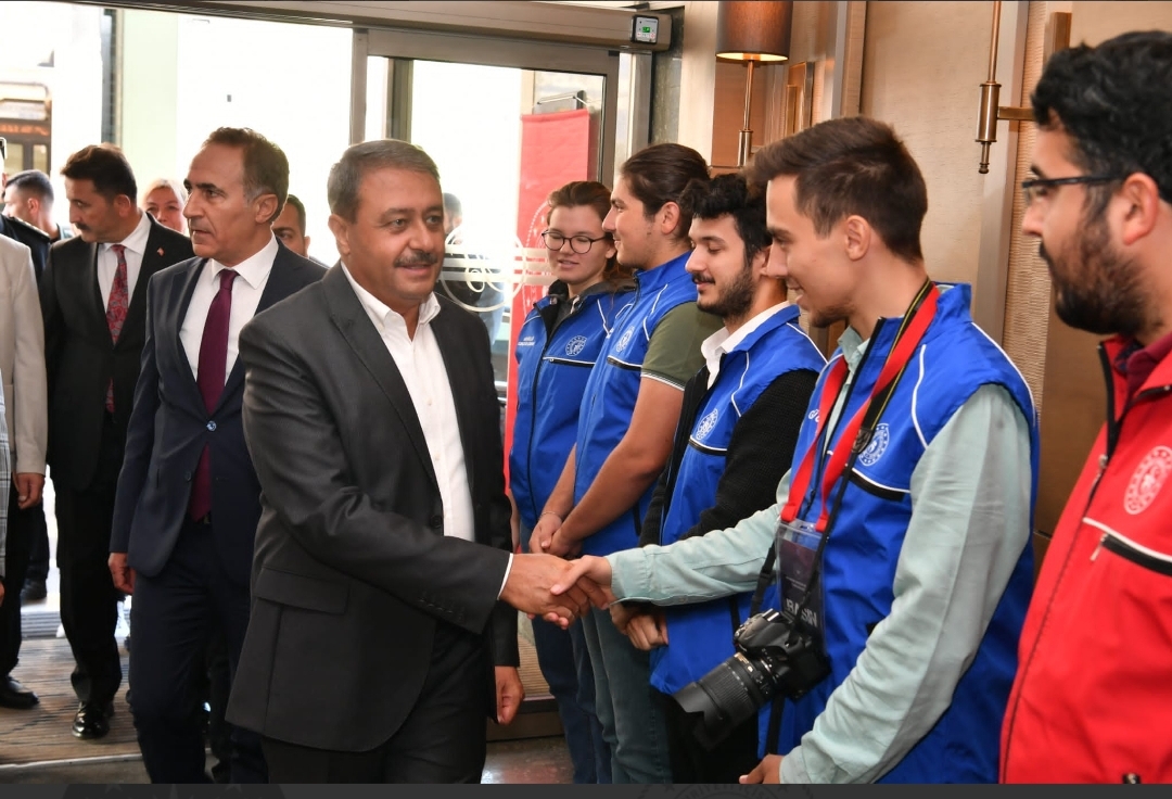 <strong>Vali Şıldak Üniversite Öğrencilerini Karşıladı</strong>