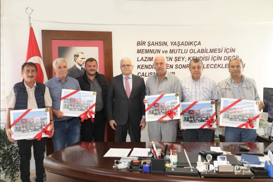 Burhaniye’de Muhtarlar Başkan Deveciler’i Ziyaret Etti.