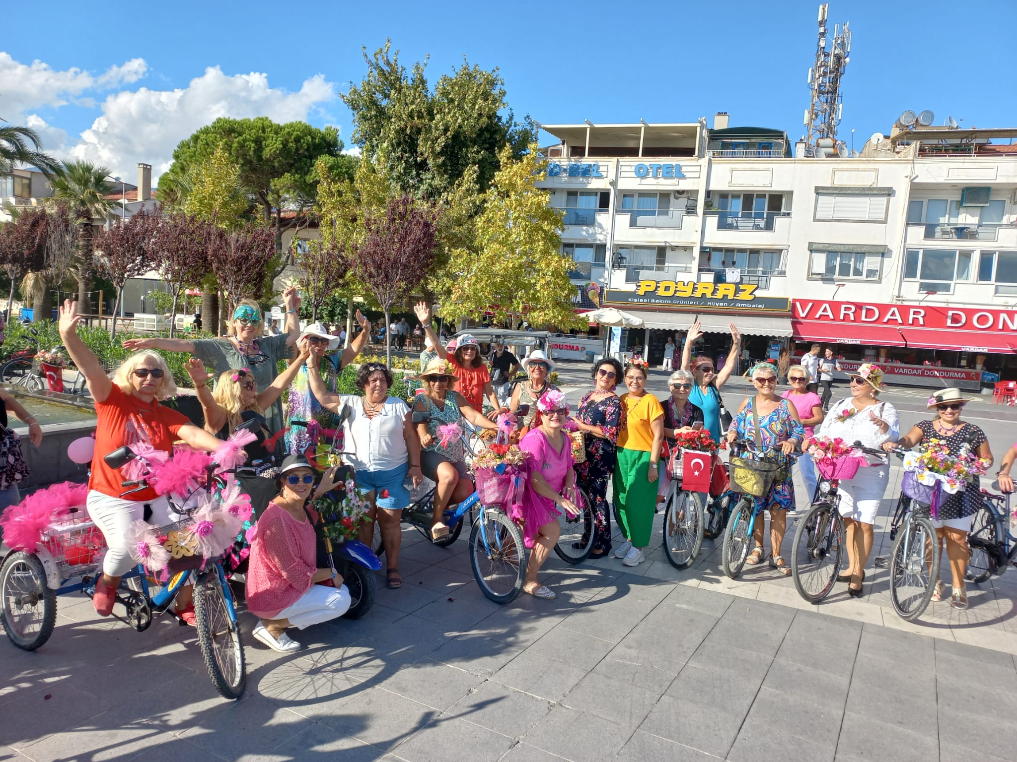 Süslü Kadınlar Bisiklet Turu Büyük İlgi Gördü
