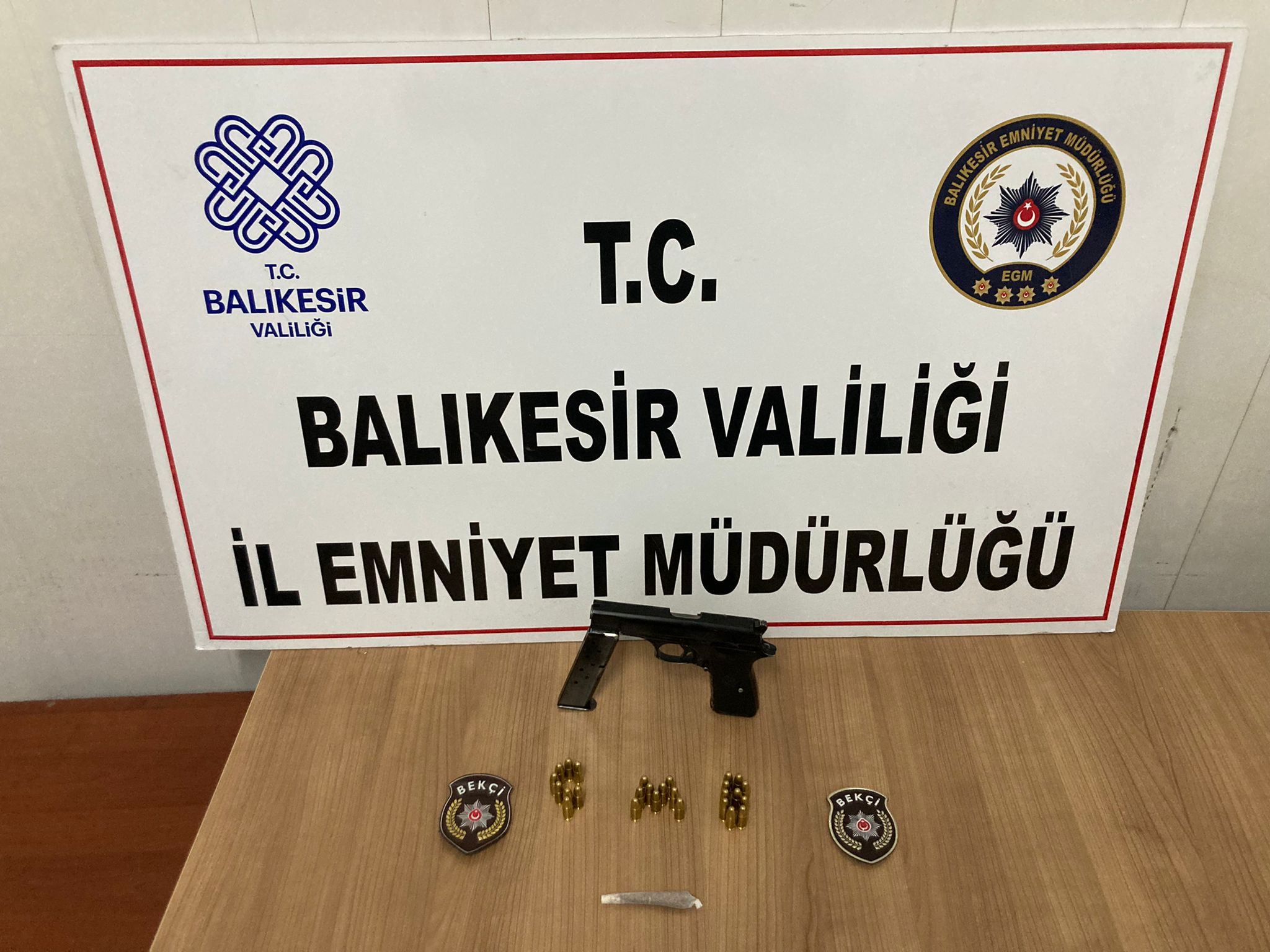 İl Ve İlçelerde 12 Aranan Şahıs Yakalandı, 8′ i Tutuklandı