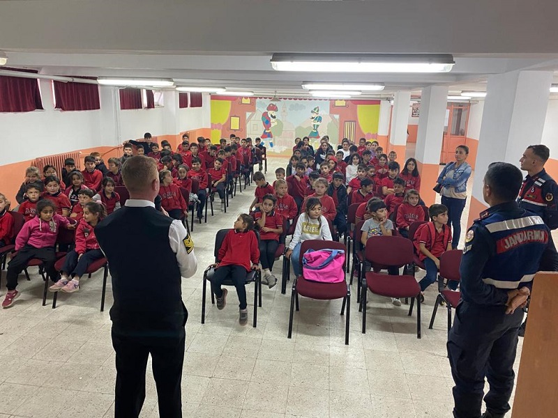 Jandarma Öğretmen, Öğrenci Ve Velilere Eğitim Verdi