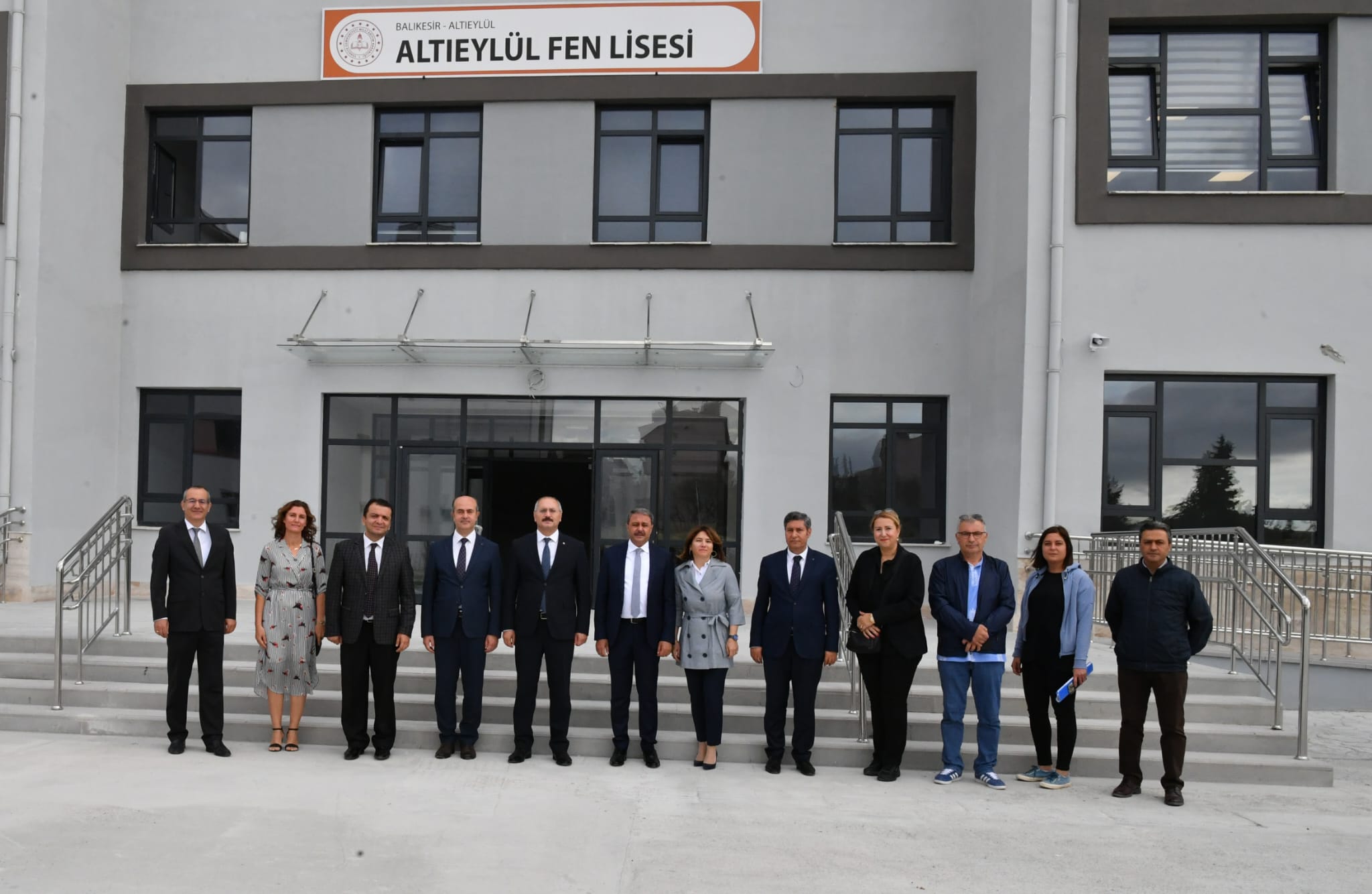 Vali Şıldak Ve Eşi Altıeylül Fen Lisesini ziyaret etti.