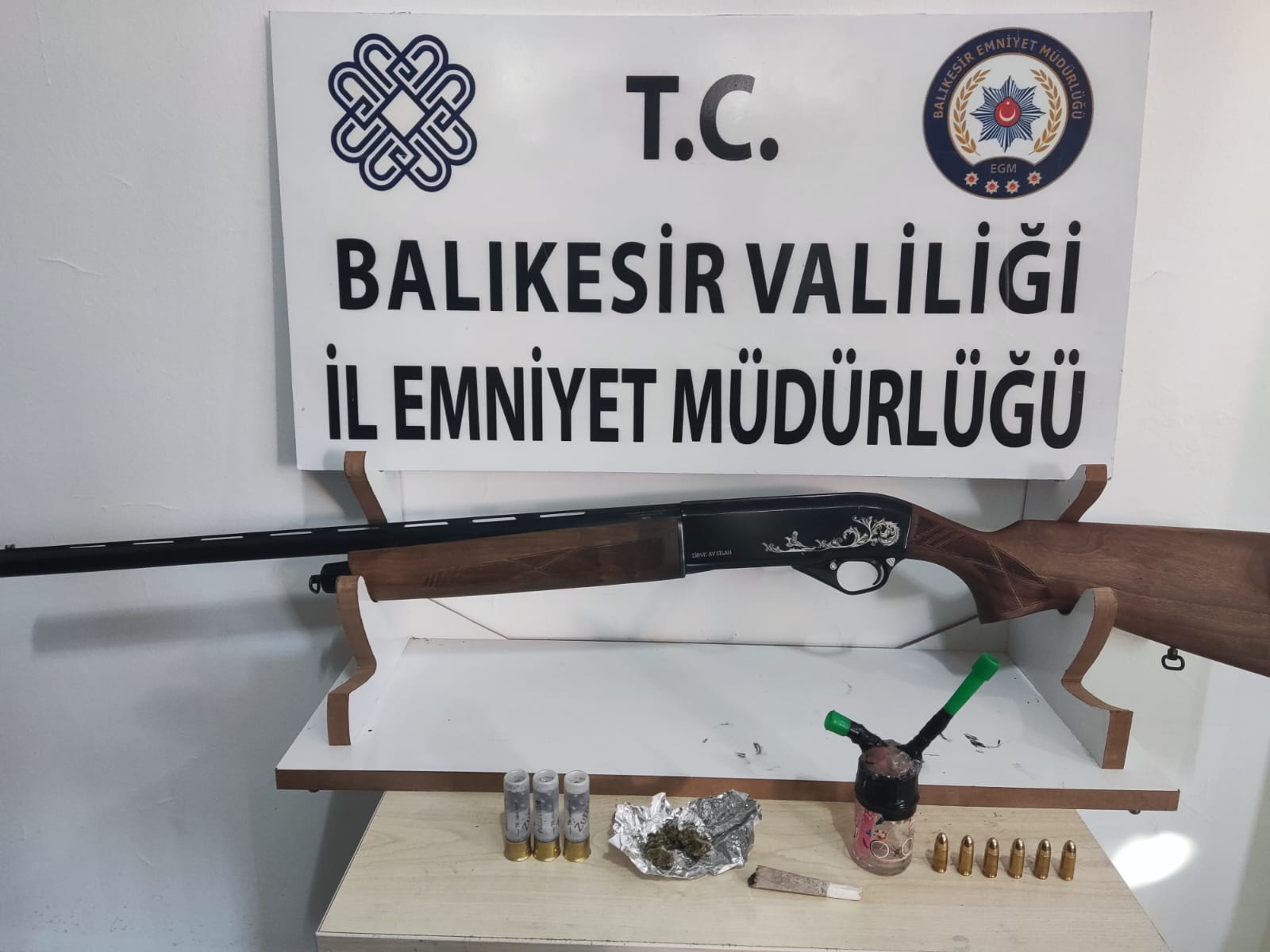 Emniyet 3 Ruhsatsız Tabanca Ve Tüfek Ele Geçirdi