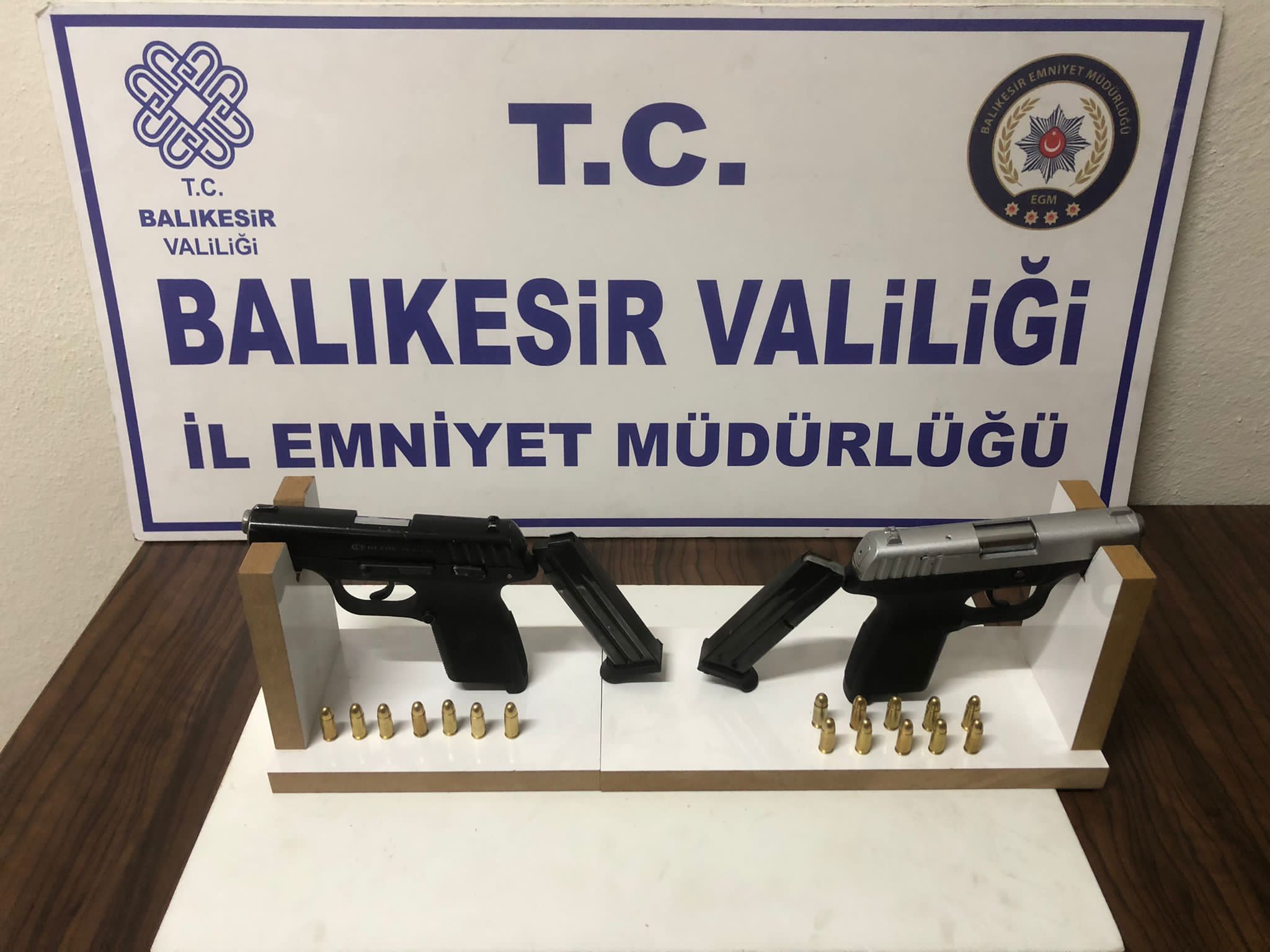 Polis 4 Adet Ruhsatsız Tabanca Ve Mühimmat Ele Geçirdi