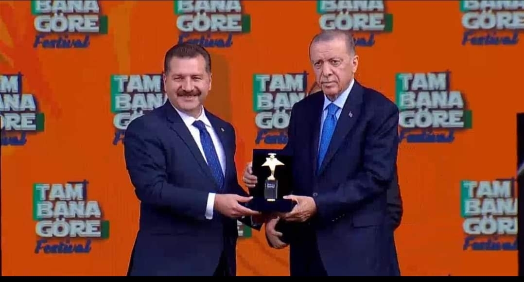 Yücel Yılmaz’a Genç Belediye Ödülü