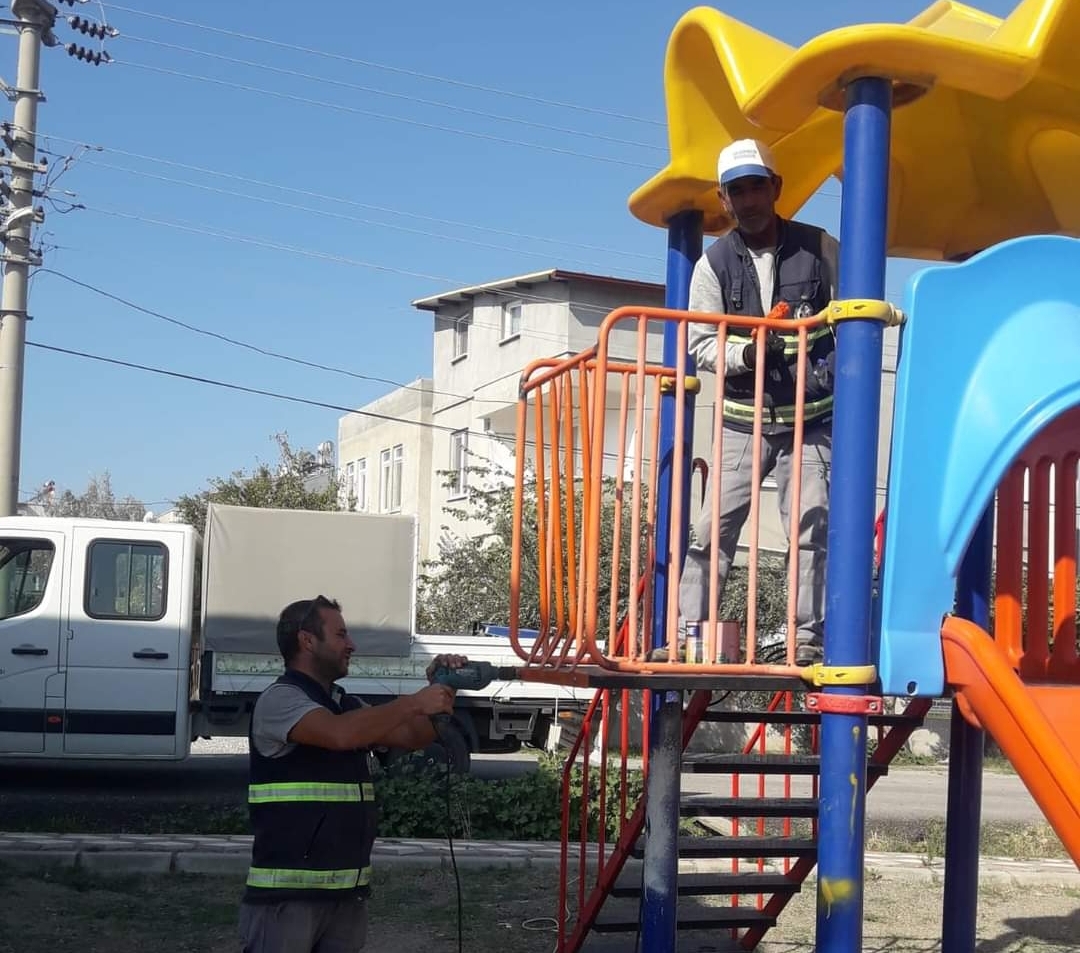 Burhaniye Belediyesi Parklarda Yenileme Çalışmalarına Başladı